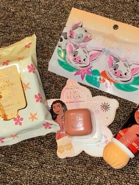 Disney princess Moana face bundle ( + free item moana lip balm/gloss